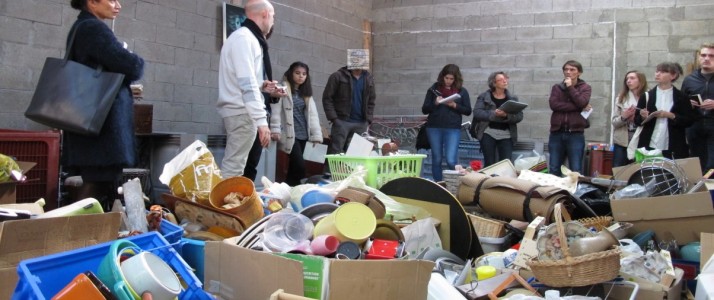 Les élèves visitent un atelier.